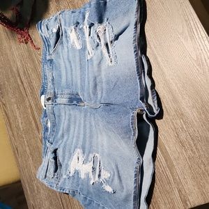 Midrise boyfriend midi short. Signature fit